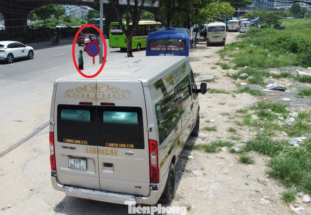Ghi nhận trên đường Phạm Hùng Phạm Văn Đồng trong hơn tuần qua, có các xe với BKS đã dừng đỗ, đi rùa bò so với biển báo, bắt khách trên đường, vỉa hè: 14B-04384; 19N-5795, 19B-00317; 29F-05801, 98B-01874; 19F-00041; 14F-00054; 36B-02256; 20B-02379; 14B-01318; 19F-00108; 19B-01354; 19B-00392; 19B-00262; 99B-02779; 21B-00625; 98B-01092; 98B-01874; 19B-00071; 29B-19338; 29B-13422; 21B-00568, 29B-13889, 88B-00654...