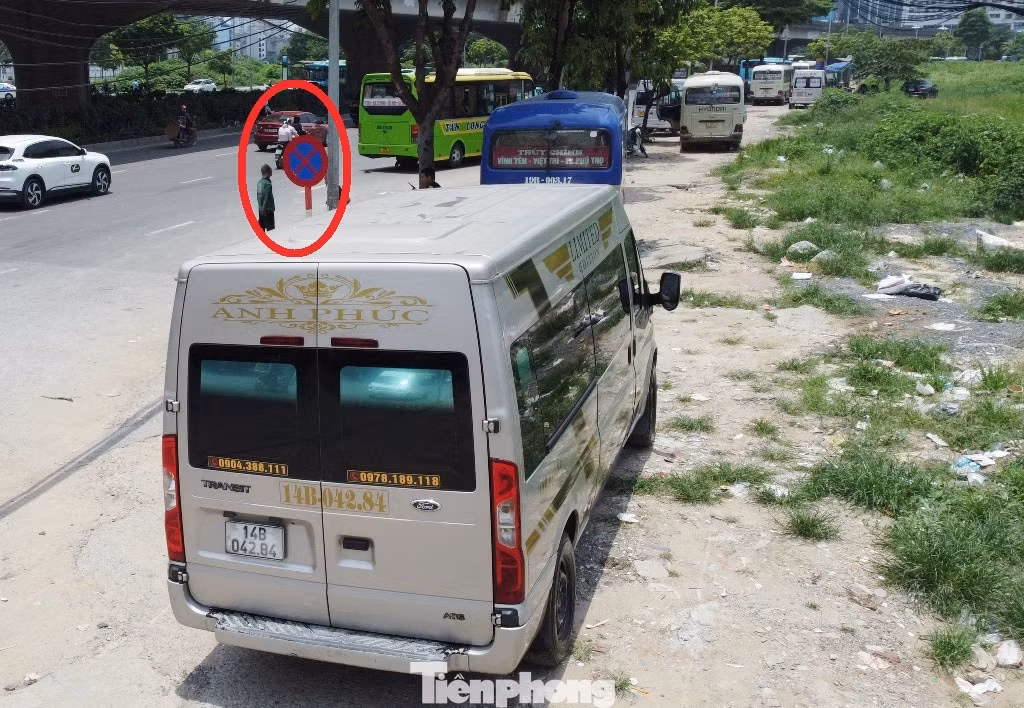 Ghi nhận trên đường Phạm Hùng Phạm Văn Đồng trong hơn tuần qua, có các xe với BKS đã dừng đỗ, đi rùa bò so với biển báo, bắt khách trên đường, vỉa hè: 14B-04384; 19N-5795, 19B-00317; 29F-05801, 98B-01874; 19F-00041; 14F-00054; 36B-02256; 20B-02379; 14B-01318; 19F-00108; 19B-01354; 19B-00392; 19B-00262; 99B-02779; 21B-00625; 98B-01092; 98B-01874; 19B-00071; 29B-19338; 29B-13422; 21B-00568, 29B-13889, 88B-00654... Ghi nhận trên đường Phạm Hùng Phạm Văn Đồng trong hơn tuần qua, có các xe với BKS đã dừng đỗ, đi rùa bò so với biển báo, bắt khách trên đường, vỉa hè: 14B-04384; 19N-5795, 19B-00317; 29F-05801, 98B-01874; 19F-00041; 14F-00054; 36B-02256; 20B-02379; 14B-01318; 19F-00108; 19B-01354; 19B-00392; 19B-00262; 99B-02779; 21B-00625; 98B-01092; 98B-01874; 19B-00071; 29B-19338; 29B-13422; 21B-00568, 29B-13889, 88B-00654...