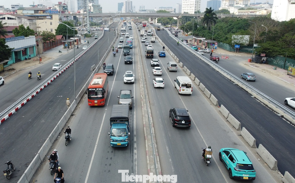 Sau khi cầu vượt thép thông xe, đi vào sử dụng, cầu vượt Mai Dịch từ 4 làn xe rộng lên 6 làn xe, kỳ vọng sẽ giảm tình trạng ùn tắc lâu nay tại đường Vành đai 3 và nút giao Mai Dịch. Sau khi cầu vượt thép thông xe, đi vào sử dụng, cầu vượt Mai Dịch từ 4 làn xe rộng lên 6 làn xe, kỳ vọng sẽ giảm tình trạng ùn tắc lâu nay tại đường Vành đai 3 và nút giao Mai Dịch.