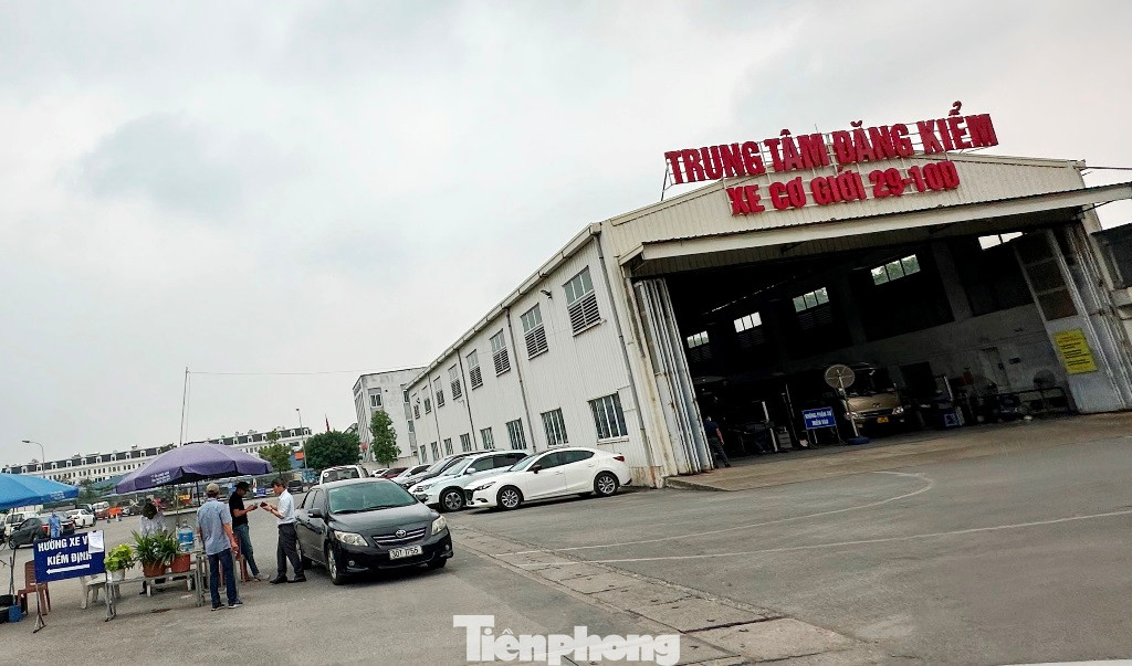 Ghi nhận tại các TTĐK Đền Lừ, TTĐK Phạm Văn Đồng, TTĐK Hà Đông mỗi hàng có từ 100 - 150 xe được đăng kiểm, trong số này có hơn 10% được giải quyết từ đăng ký qua mạng, trung tâm không xảy ra ùn ứ…