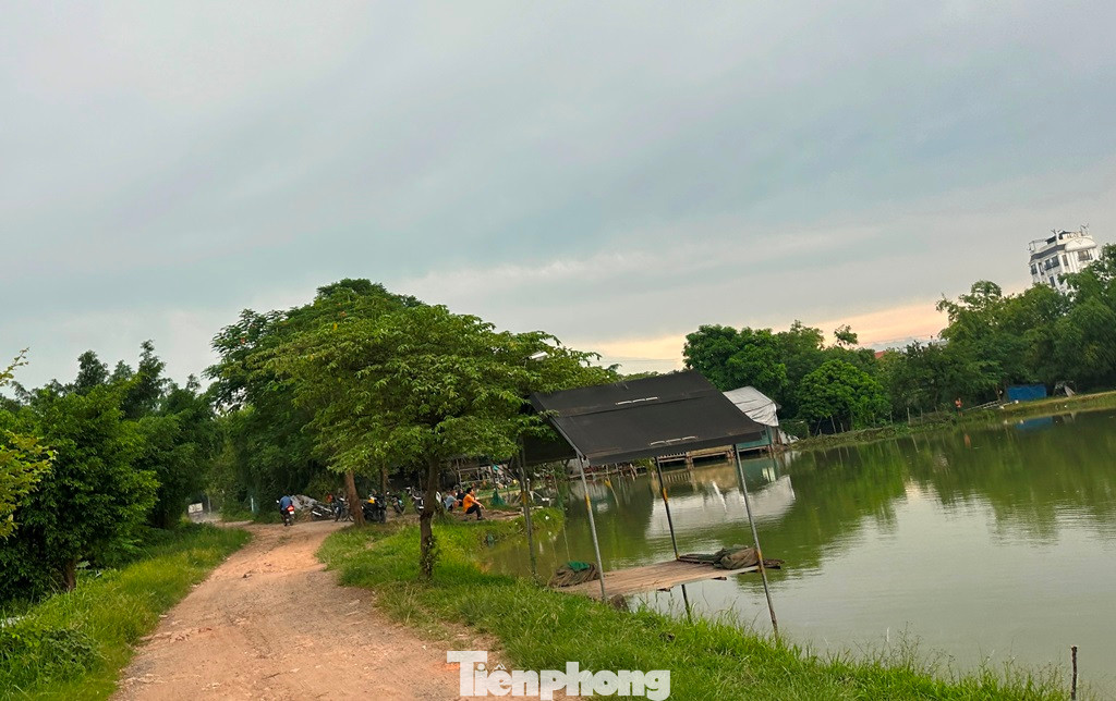 Một phần diện tích mặt bằng được quy hoạch làm depot tại thôn Nhị Châu, xã Liên Ninh là ao hồ, nên hiện nay người dân đang tận dụng thả cá và cho câu dịch vụ. Một phần diện tích mặt bằng được quy hoạch làm depot tại thôn Nhị Châu, xã Liên Ninh là ao hồ, nên hiện nay người dân đang tận dụng thả cá và cho câu dịch vụ.