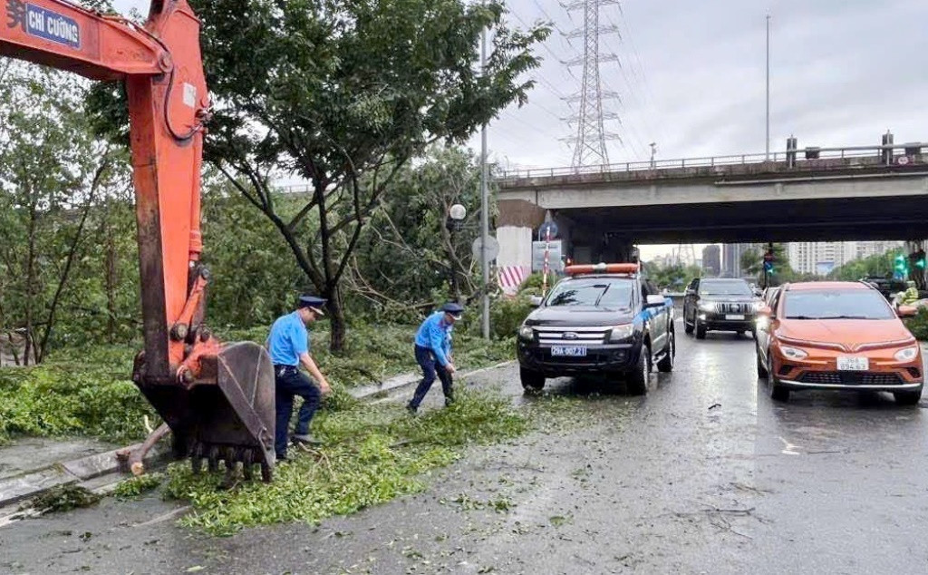 Với một số vị trí có cây đổ, Thanh tra giao thông trực tiếp huy động máy móc thu dọn hiện trường