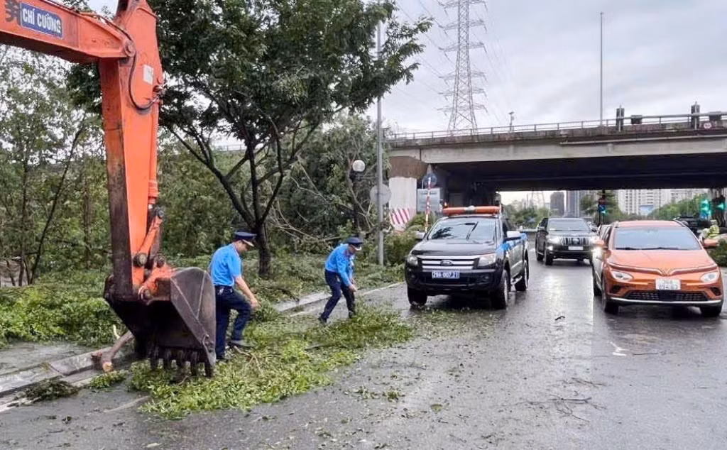 Với một số vị trí có cây đổ, Thanh tra giao thông trực tiếp huy động máy móc thu dọn hiện trường