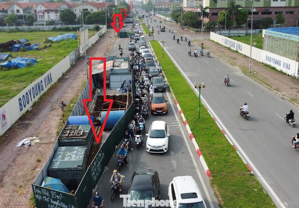 Tại đây hiện đang có khoảng 10 hàng rào chiếm dụng lòng đường, gây ùn tắc nằm cách nhau khoảng 50 mét