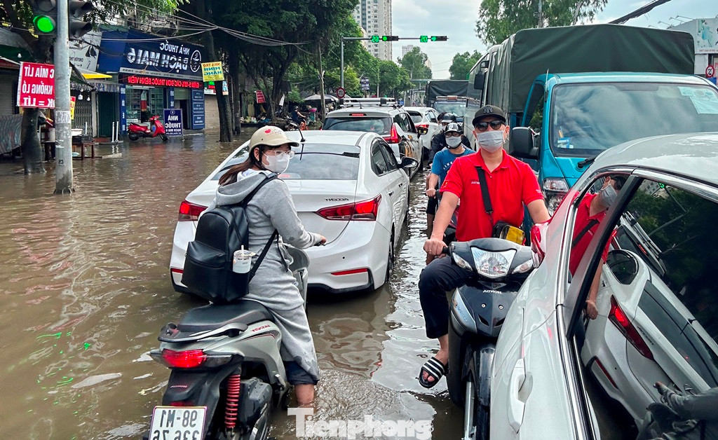 Đường Phùng Hưng - Cầu Bươu vừa ngập sâu, vừa ùn tắc kéo dài.