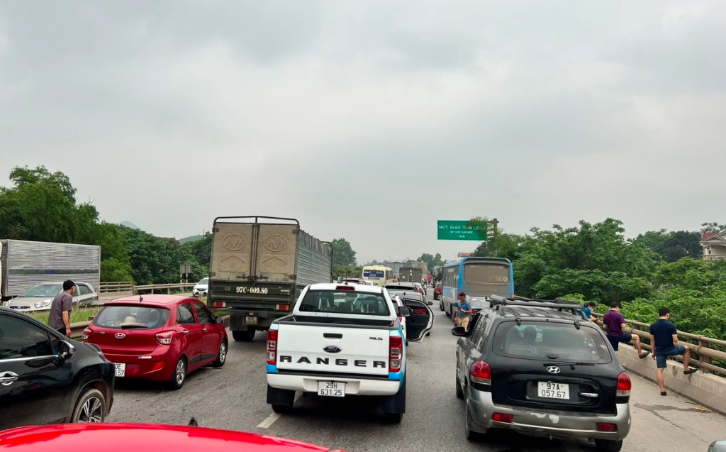 Do ùn tắc xảy ra lâu, ngồi trên xe lâu ngột ngạt, nắng nóng, nhiều người dân là chủ xe, tài xế đã rời phương tiện xuống đường đứng.
