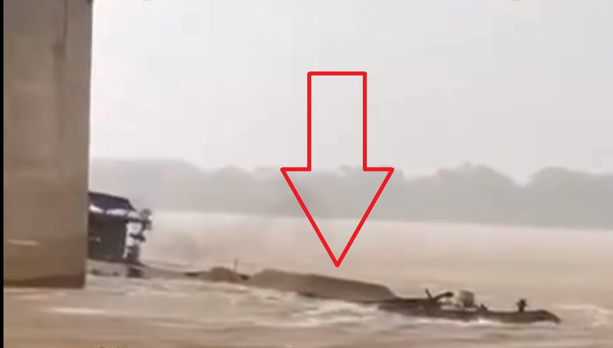 Tàu chở cát cao có ngọn, chìm cả mớn nước và sàn tàu đang chìm dần trên sông Hồng vừa qua