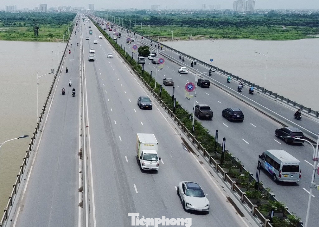 Trái ngược với chiều đối diện, chiều cầu hướng Long Biên - nội thành đang được vệ sinh, thu dọn rác sạch sẽ và mưa không xảy ra ngập.