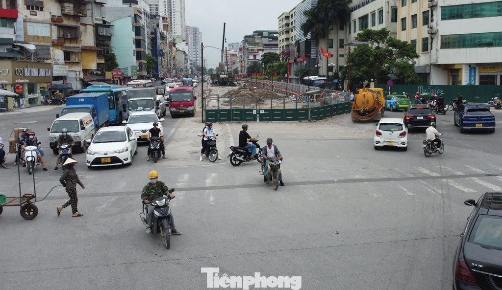 Phạm vi hàng rào được quây nằm ở giữa đường và chiếm khoảng 1/2 lòng đường phố Kim Đồng.