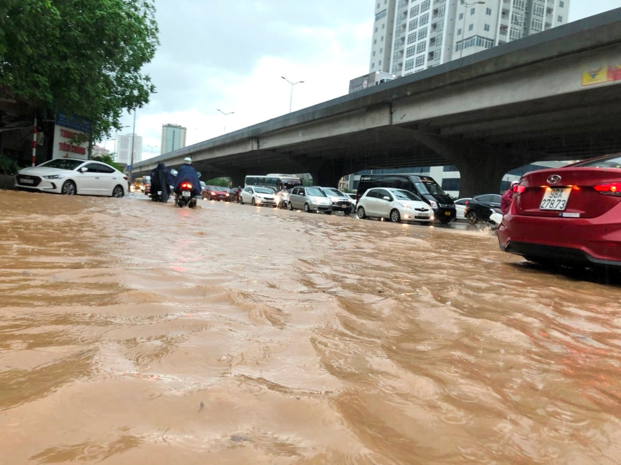 Mưa ngập và ùn tắc trên đường phố Hà Nội thời gian qua. Mưa ngập và ùn tắc trên đường phố Hà Nội thời gian qua.