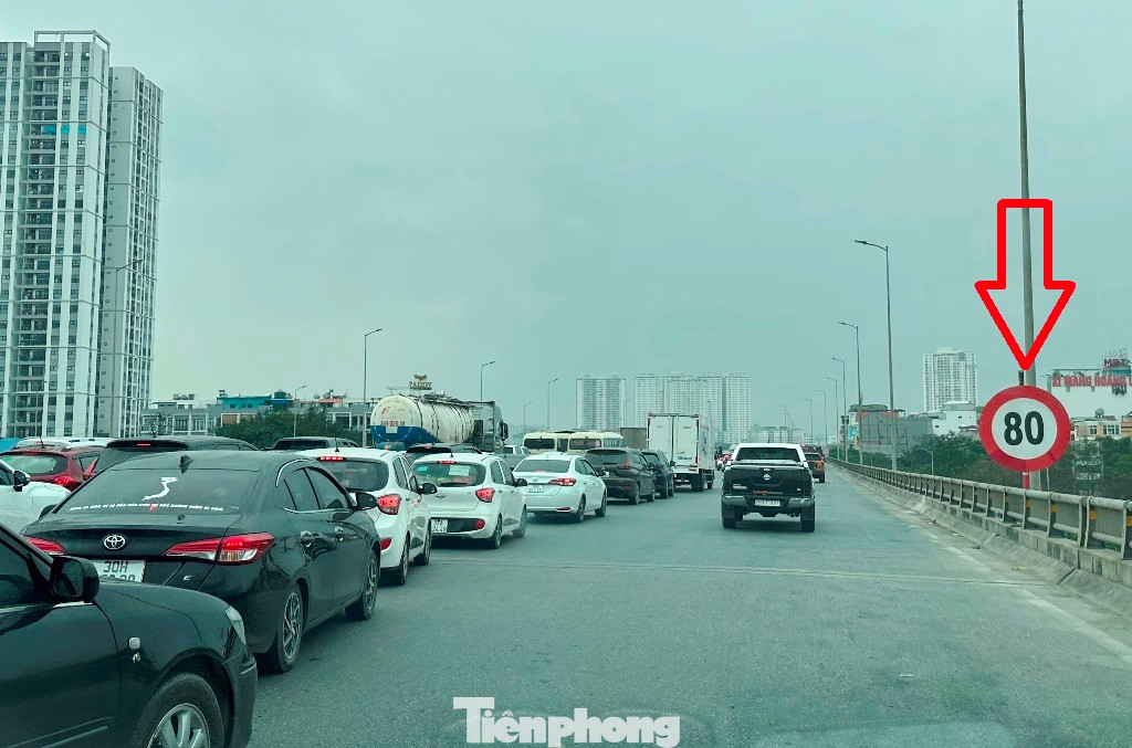 Tốc độ lưu thông tối đa của phương tiện là 120km/h nhưng nhiều đoạn cao tốc đoạn Cầu Giẽ - Ninh Bình hiện bị hạn chế xuống 60 - 80, làm chậm tốc độ phương tiện, gây nguy cơ tai nạn giao thông do xe phải phanh đột ngột.