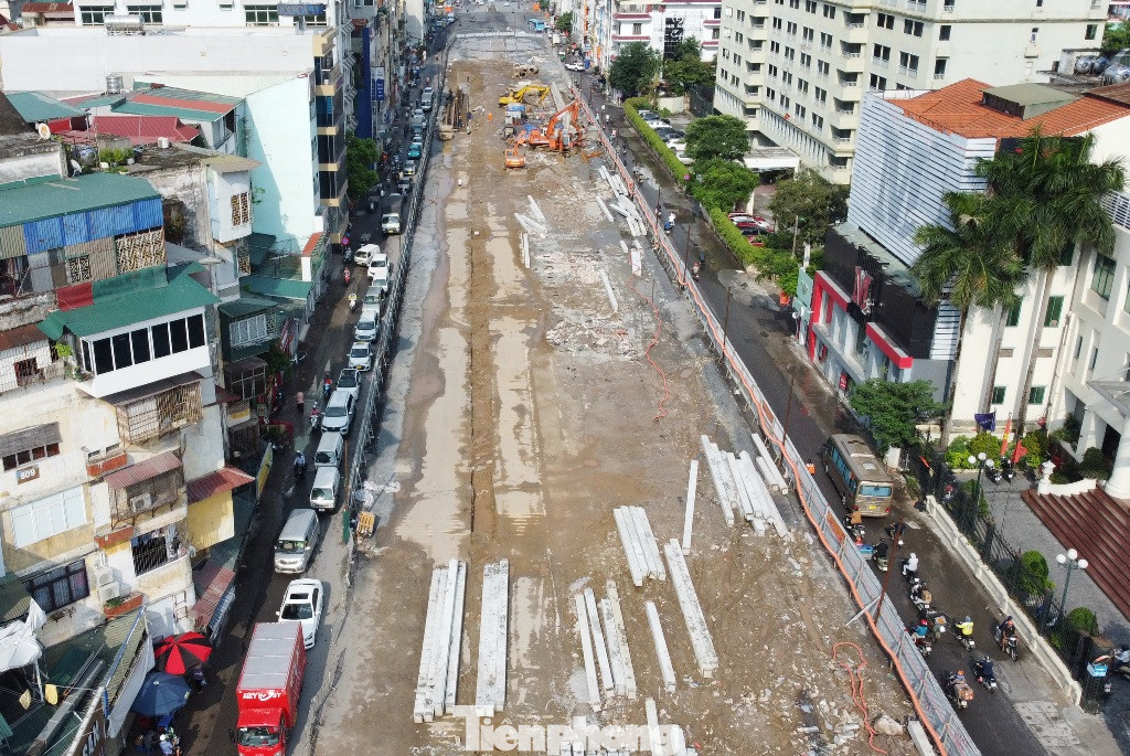 Phố Kim Đồng cũng bị hàng rào thu hẹp toàn bộ, phương tiện đang phải đi trên nền vỉa hè được mở rộng, giờ cao điểm chiều 16/7 đã ùn ứ kéo dài.