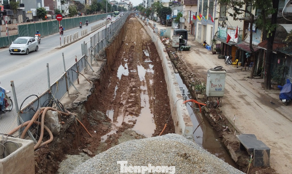 Để mở rộng lòng đường, chủ đầu tư là Ban QLDA đầu tư xây dựng công trình giao thông Hà Nội (Ban Giao thông) đã hạ đê sông Hồng đoạn qua Âu Cơ - Nghi Tàm để thay bằng đê bê tông. Để mở rộng lòng đường, chủ đầu tư là Ban QLDA đầu tư xây dựng công trình giao thông Hà Nội (Ban Giao thông) đã hạ đê sông Hồng đoạn qua Âu Cơ - Nghi Tàm để thay bằng đê bê tông.