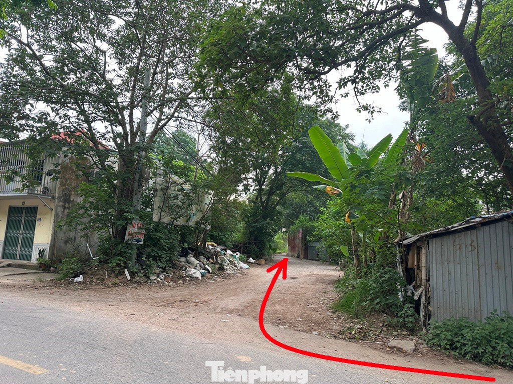 Đường chính vào khu đất dự án depot Ngọc Hồi hiện nay cũng rất nhỏ hẹp, chỉ đủ để một ô tô con lưu thông. Đường chính vào khu đất dự án depot Ngọc Hồi hiện nay cũng rất nhỏ hẹp, chỉ đủ để một ô tô con lưu thông.