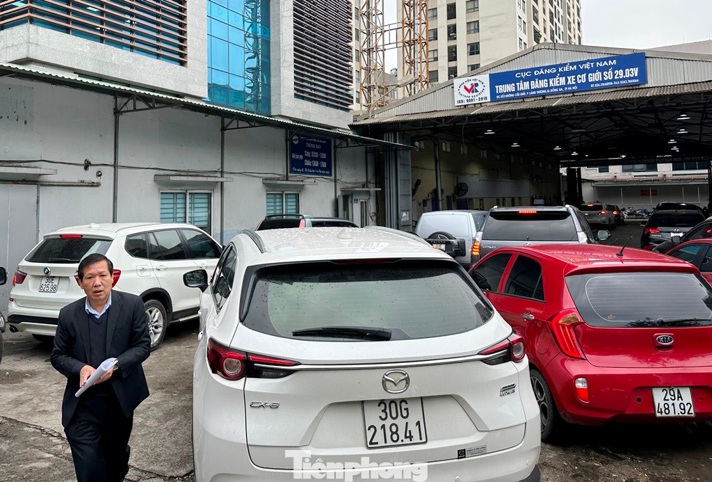 Sáng 3/1, mặc dù đã 11h30 nhưng xe đến chờ kiểm định tại trung tâm đăng kiểm Cầu Giấy vẫn xếp hàng kéo dài.