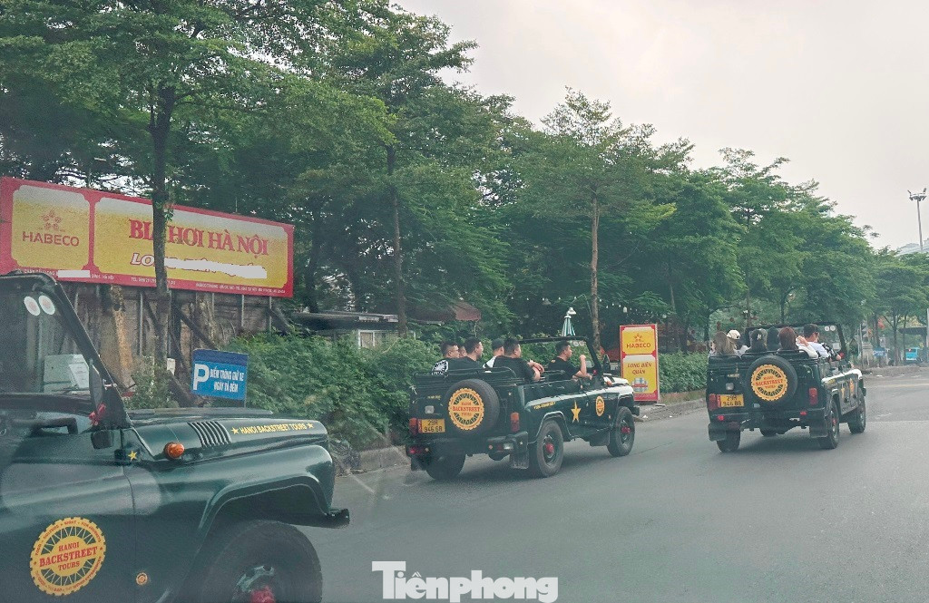 Ngoài xe không có mui che như thiết kế. Theo đăng kiểm các xe này chỉ được chở tối đa 5 người, nhưng trên xe này thường chở vượt quy định.