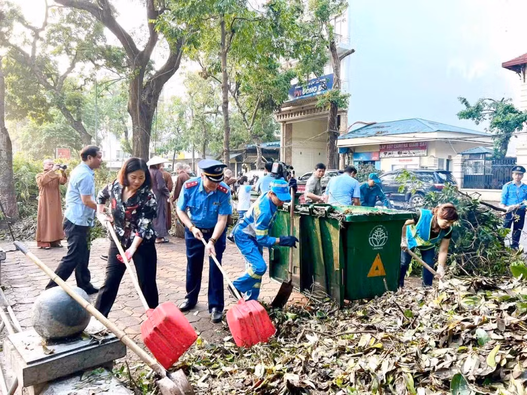 Sau lễ phát động Phó Bí thư Thường trực Thành ủy Hà Nội Nguyễn Thị Tuyến và các lực lượng chức năng như Thanh tra giao thông, Vệ sinh môi trường đã cùng làm công tác thu dọn vệ sinh trên các tuyến phố tại quận Hoàn Kiếm.