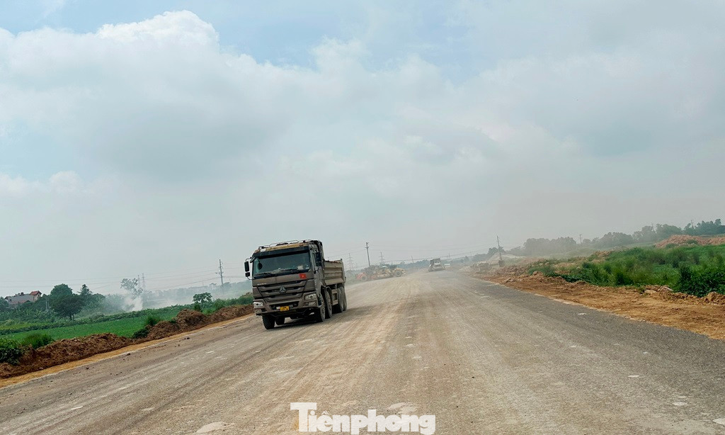 Sau khi mặt đường lu lèn, thảm lớp nền giai đoạn 1, xe công trường và xe ô tô công vụ đã lưu thông được trên nền mặt đường Vành đai 4