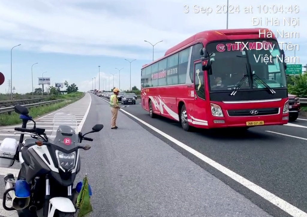 Lưu lượng xe trên cao tốc Pháp Vân - Ninh Bình sáng nay đông, CSGT đã đứng điều tiết trực tiếp. Lưu lượng xe trên cao tốc Pháp Vân - Ninh Bình sáng nay đông, CSGT đã đứng điều tiết trực tiếp.