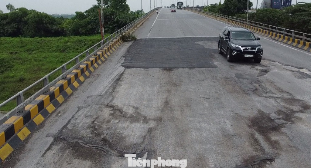 Trong ảnh là mặt cầu đoạn dốc xuống phía Hà Nội chiều Bắc Giang - Hà Nội bị rách, bong tróc tơi tả. Trong ảnh là mặt cầu đoạn dốc xuống phía Hà Nội chiều Bắc Giang - Hà Nội bị rách, bong tróc tơi tả.