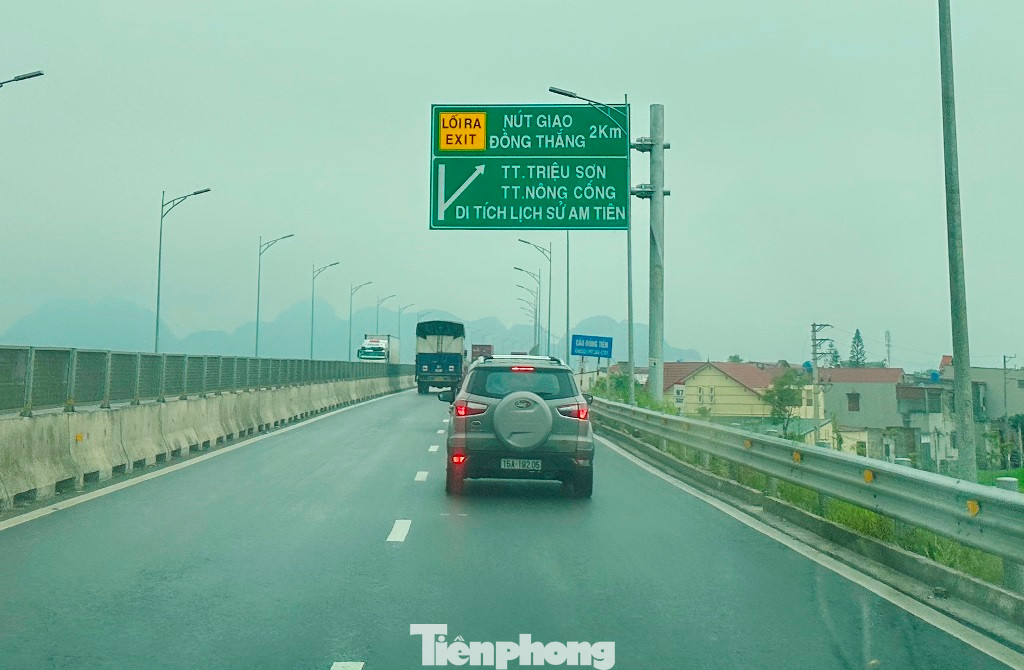 Sau một thời gian thi công, hiện nút giao Đồng Thắng đã hoàn thành phần xây dựng và có biển báo từ xa để phương tiện dễ dàng tiếp cận. Sau một thời gian thi công, hiện nút giao Đồng Thắng đã hoàn thành phần xây dựng và có biển báo từ xa để phương tiện dễ dàng tiếp cận.