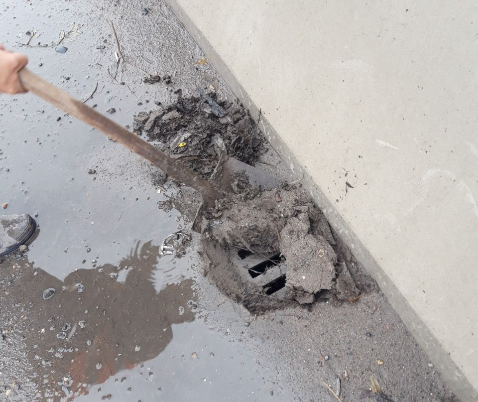 Rác và bùn đất tồn đọng thành lớp dày trên mặt đường và bịt cả hố ga thoát nước, dẫn đến đường Vành đai 2 trên cao cứ mưa là ngập.