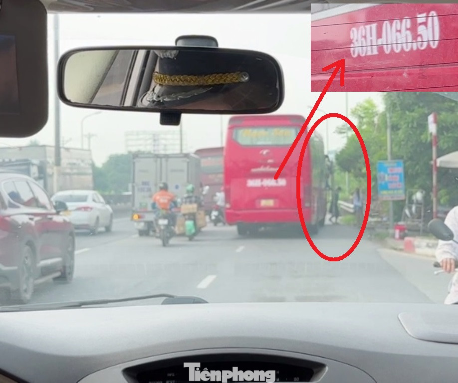 Trong số xe này, có xe của nhà xe Ngọc Sơn - BKS 36H-06650 khi thấy có tổ công tác xử lý tại nút giao Nam Hồng đã vượt "chốt" và thả khách ngay trước mũi xe tổ công tác. Tổ công tác phối hợp đã ghi lại hình ảnh và cho biết sẽ xử lý "nguội". Trong số xe này, có xe của nhà xe Ngọc Sơn - BKS 36H-06650 khi thấy có tổ công tác xử lý tại nút giao Nam Hồng đã vượt "chốt" và thả khách ngay trước mũi xe tổ công tác. Tổ công tác phối hợp đã ghi lại hình ảnh và cho biết sẽ xử lý "nguội".