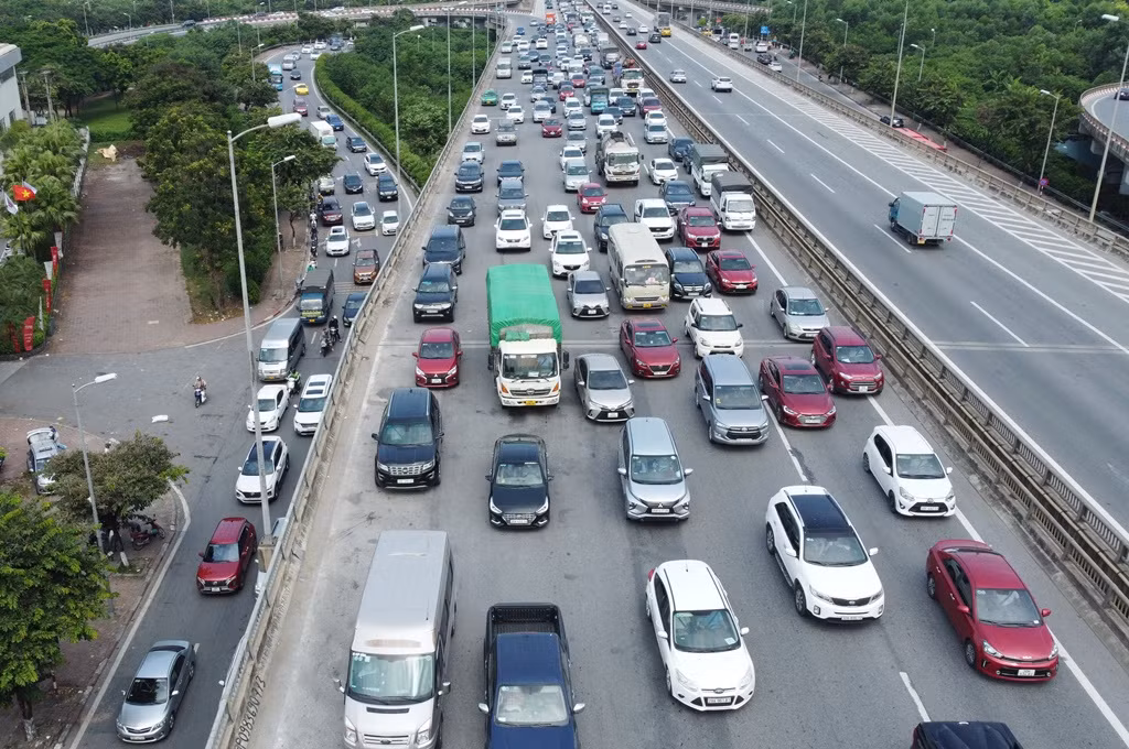 Phương tiện ra vào thành phố Hà Nội từ cửa ngõ phía Nam (Pháp Vân).