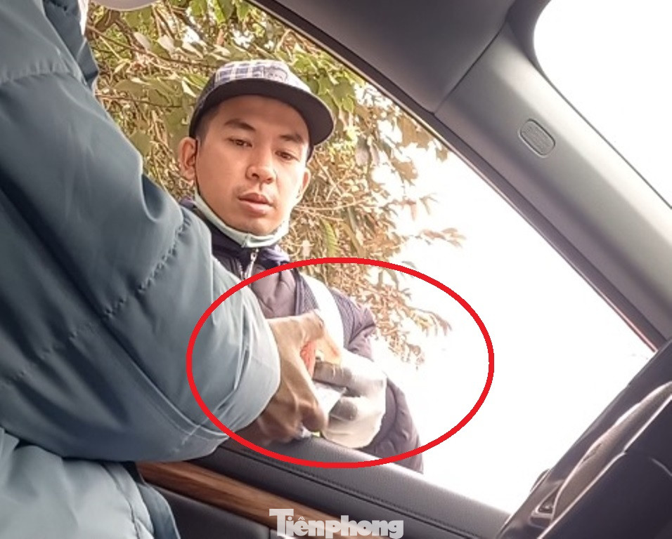 Hình ảnh nhân viên bãi xe ở vỉa hè, lòng đường phố Đặng Thai Mai thu 50.000 đồng/lượt xe của khách những ngày qua.