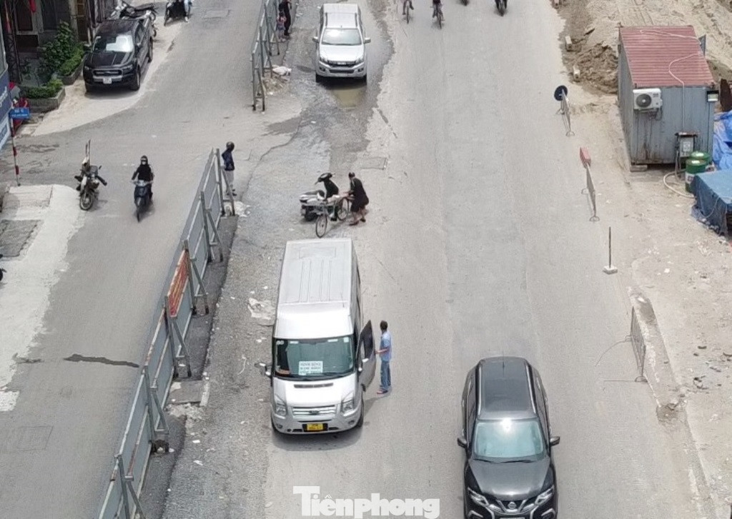 Ngoài lơ xe, nhiều tài xế xe khách, trong đó có cả xe hợp đồng khi đỗ trên phố Kim Đồng cũng xuống đường để bắt khách, nhận gửi hàng.