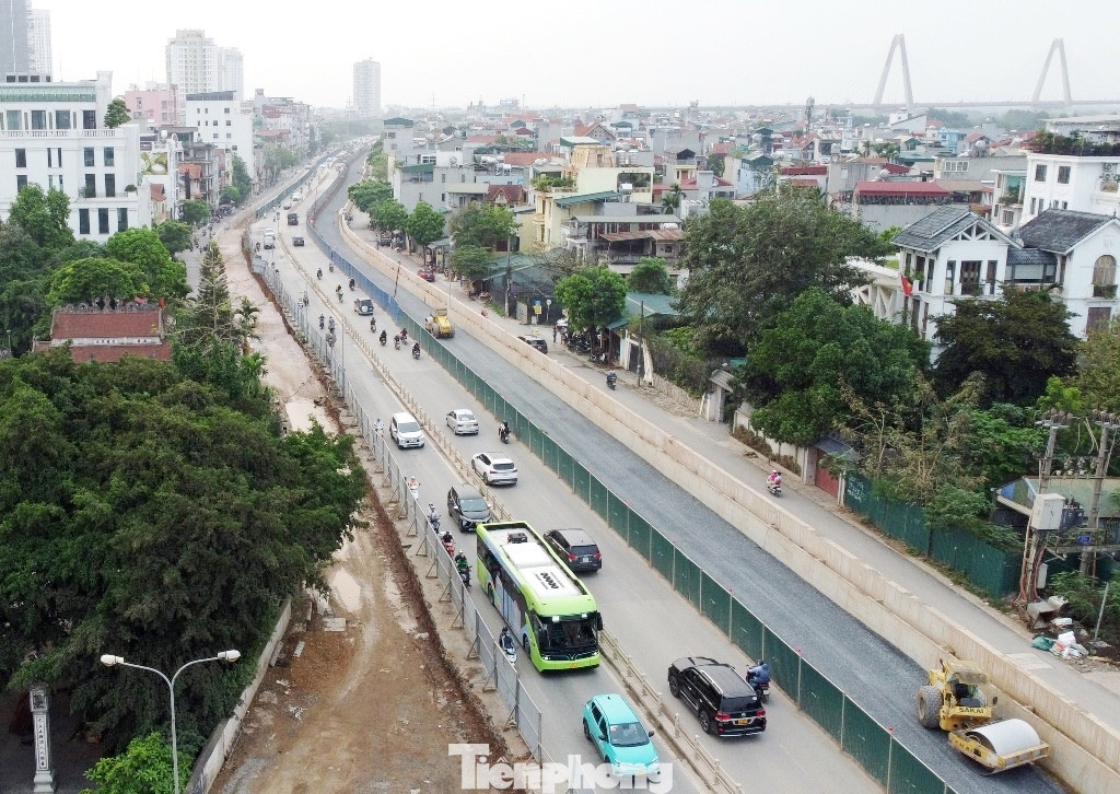 Với dự án cải tạo, mở rộng đường Âu Cơ - Nhật Tân dài 3,7 km hiện dự án đã mở rộng và thi công cơ bản xong nền mặt đường.
