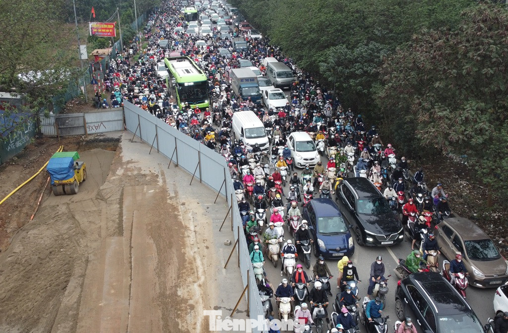 Tuy nhiên, sau 2 ngày, đến sáng và chiều nay (20/3) hàng rào sắt cứng vẫn để nguyên, khiến giao thông vẫn ùn tắc nghiêm trọng.
