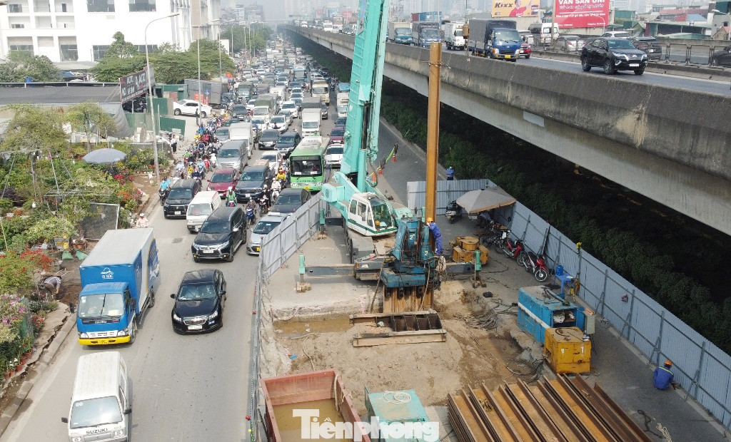 Dự án đang gấp rút hoàn thành các hạng mục thi công hố ga, cống ngầm thu nước trên đường để hoàn trả hạ tầng, giảm ùn tắc giao thông.