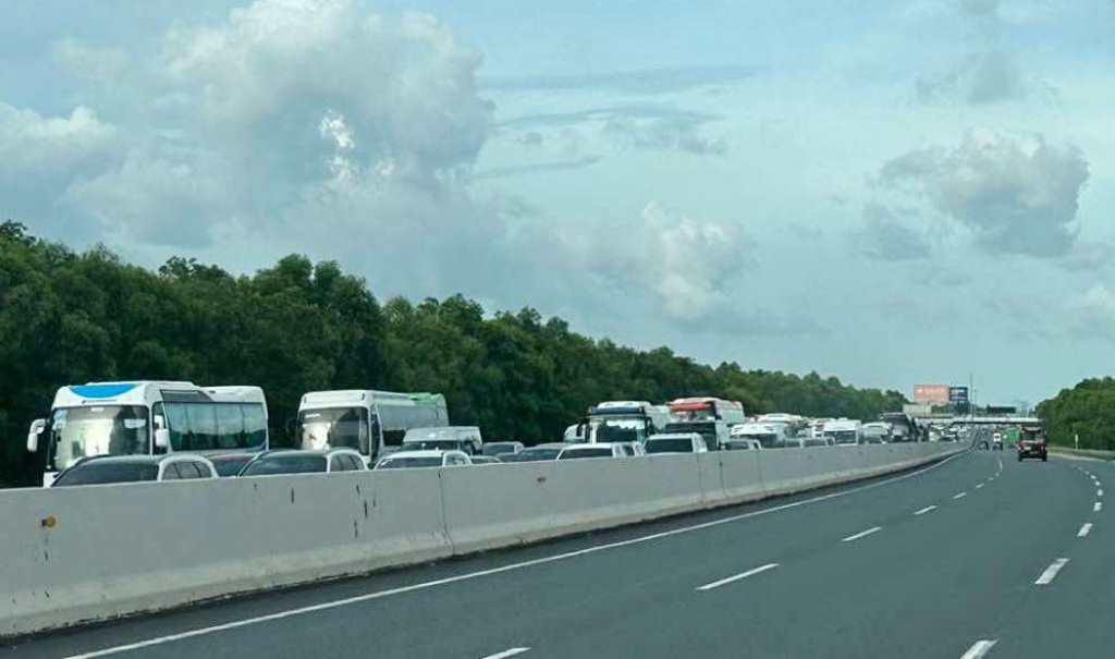 Chiều về Hà Nội ùn tắc, chiều ngược lại đi Hải Phòng thông thoáng chiều nay. Ảnh: Vũ Tiến Chiều về Hà Nội ùn tắc, chiều ngược lại đi Hải Phòng thông thoáng chiều nay. Ảnh: Vũ Tiến