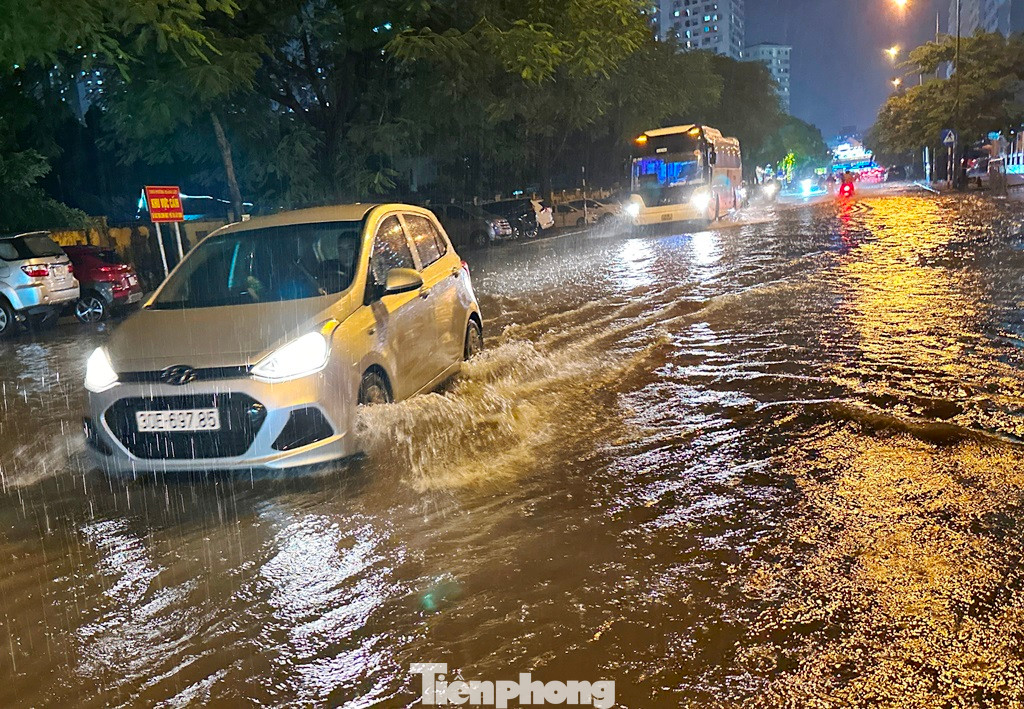 Thời điểm hơn 7h, ghi nhận có nhiều tuyến phố trong đó có Giải Phóng, Ngọc Hồi, Định Công, Trương Định, Nghiêm Xuân Yêm - Nguyễn Xiển, Nguyễn Hữu Thọ, Linh Đường... bị ngập sâu Thời điểm hơn 7h, ghi nhận có nhiều tuyến phố trong đó có Giải Phóng, Ngọc Hồi, Định Công, Trương Định, Nghiêm Xuân Yêm - Nguyễn Xiển, Nguyễn Hữu Thọ, Linh Đường... bị ngập sâu