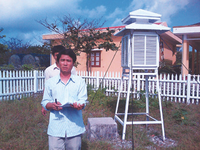 Công việc trở nên nguy hiểm khi thời tiết xấu Ảnh: Q.M