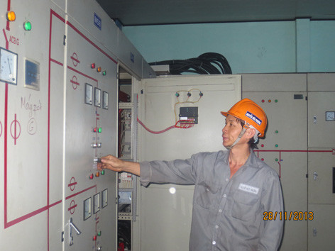Công nhân Nhà máy mía đường Phan Rang vận hành hệ thống điện ở phòng điều khiển trung tâm nhà máy
