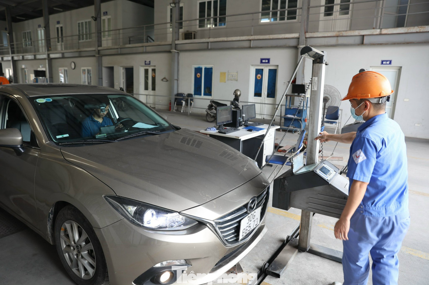 Tăng phí đăng kiểm là một trong những giải pháp hiệu quả giảm ùn tắc đăng kiểm trong thời gian tới.