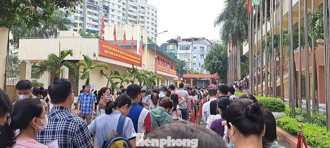 Người dân xếp hàng để đi vào Nhà thi đấu quận Cầu Giấy tham dự bốc thăm mua nhà. Người dân xếp hàng để đi vào Nhà thi đấu quận Cầu Giấy tham dự bốc thăm mua nhà.