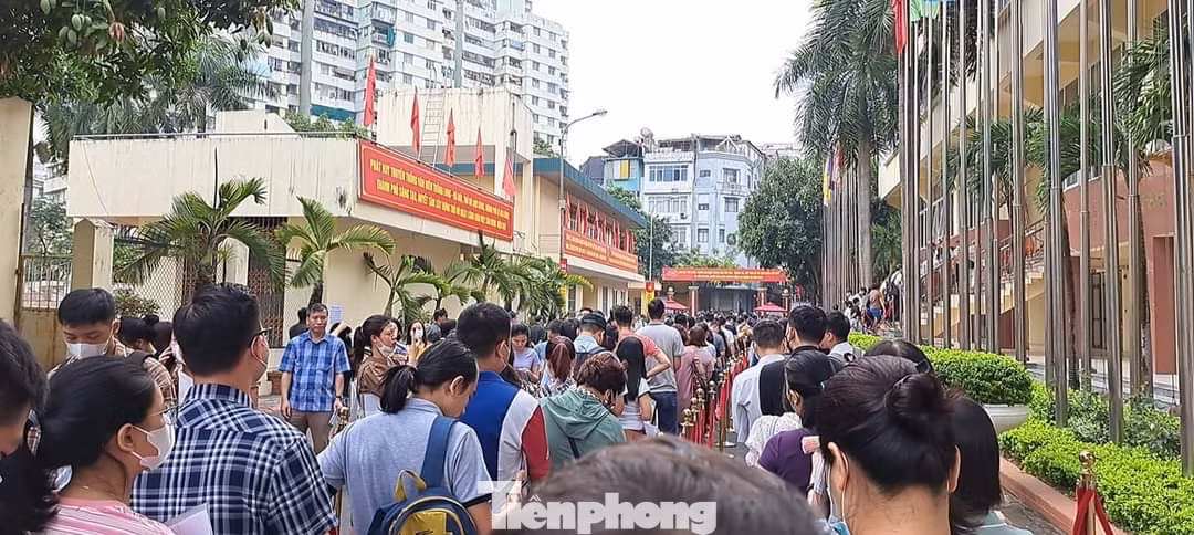Người dân xếp hàng để đi vào Nhà thi đấu quận Cầu Giấy tham dự bốc thăm mua nhà.