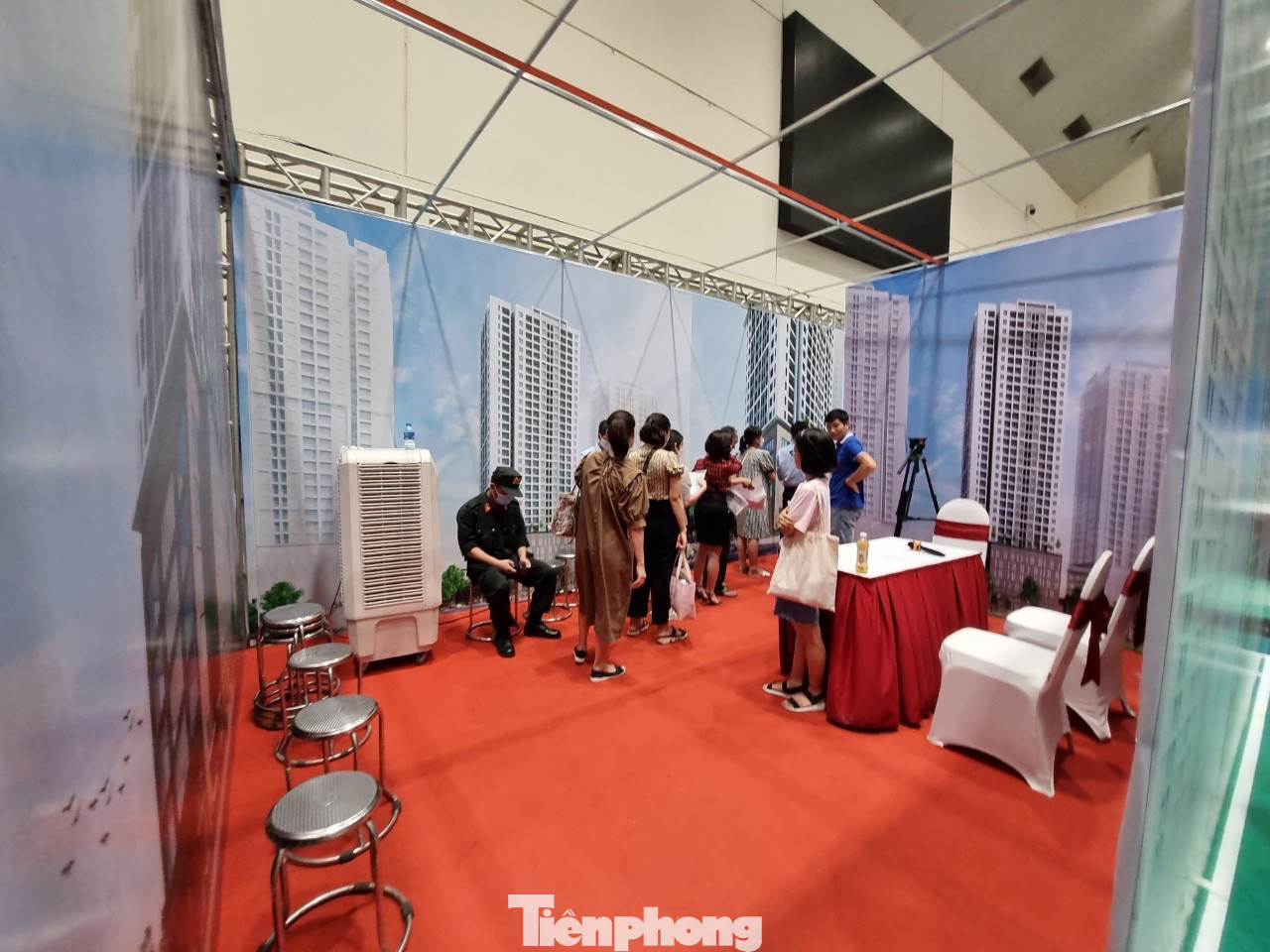 Mỗi nhóm bốc thăm chia làm 10 người lần lượt di chuyển vào phòng riêng. Mỗi nhóm bốc thăm chia làm 10 người lần lượt di chuyển vào phòng riêng.