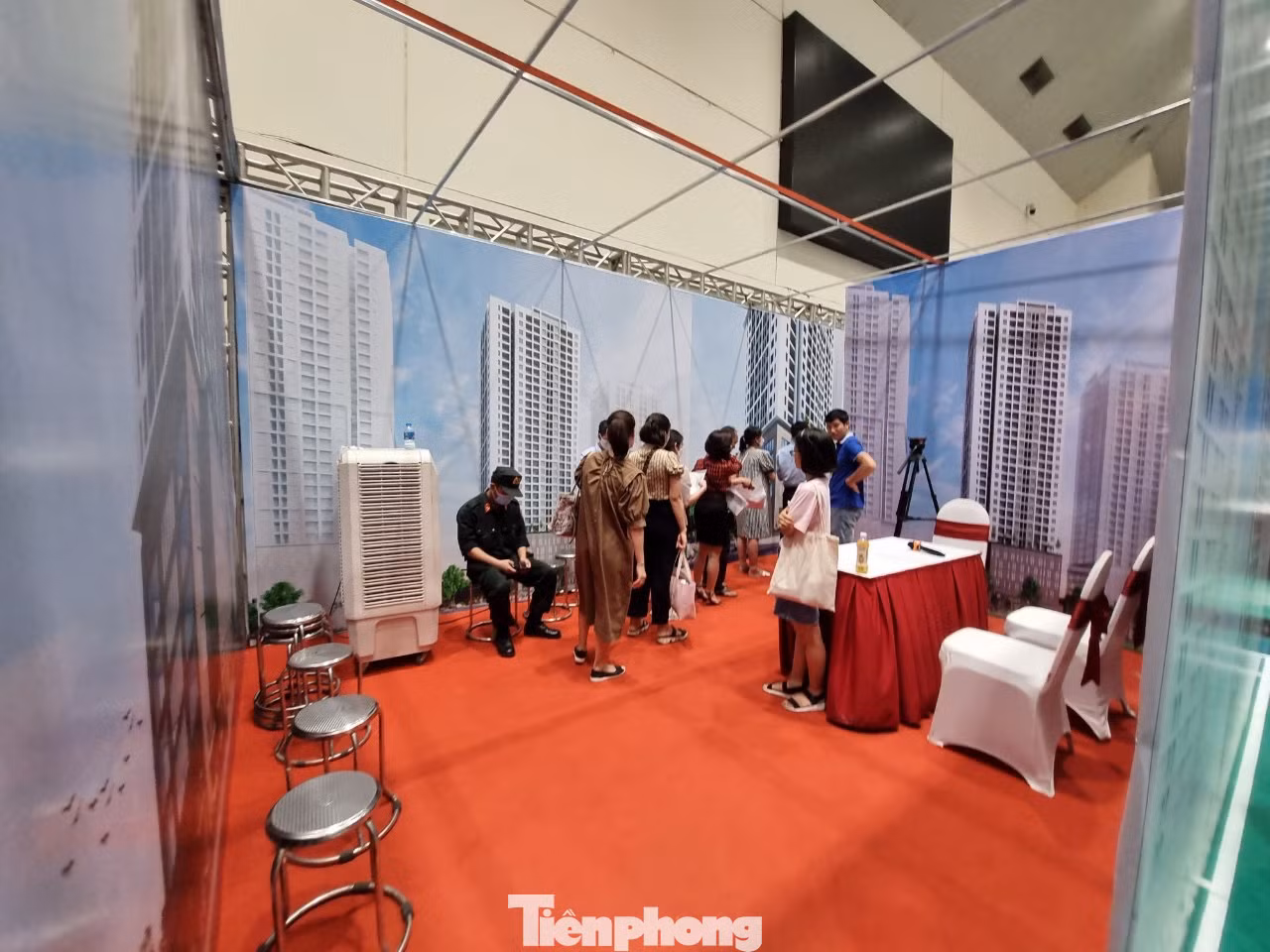 Mỗi nhóm bốc thăm chia làm 10 người lần lượt di chuyển vào phòng riêng.
