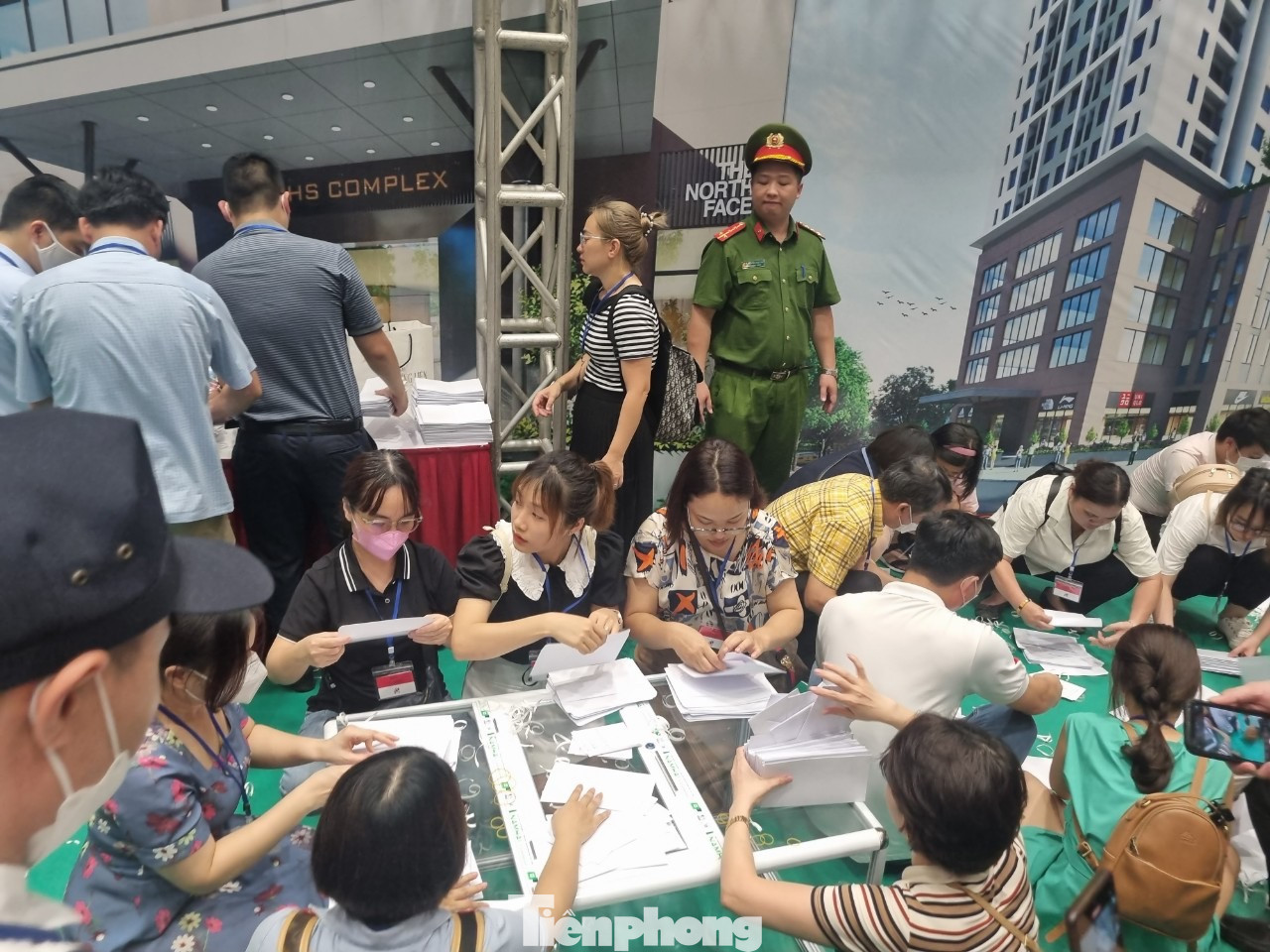 Chủ đầu tư xếp phiếu số người đến tham dự. Chủ đầu tư xếp phiếu số người đến tham dự.