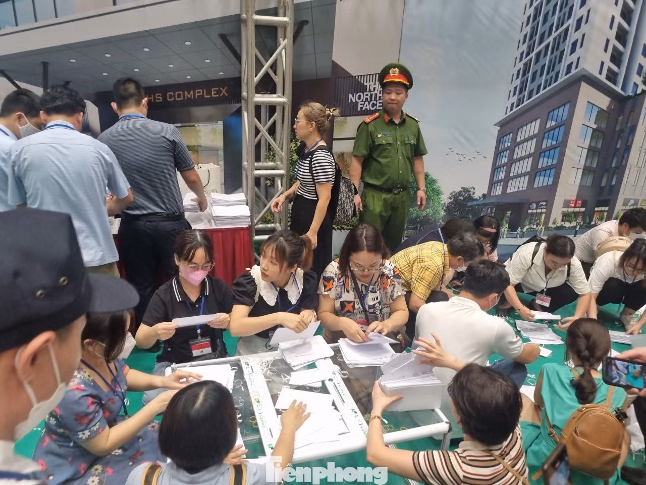 Chủ đầu tư xếp phiếu số người đến tham dự.