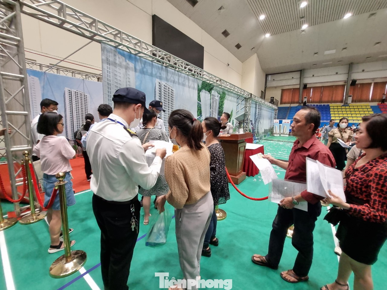 Dù phải xếp hàng từ 4h sáng như mãi đến 10h30 sáng những số thứ tự đầu tiên mới được gọi tên lần lượt vào bốc thăm. Dù phải xếp hàng từ 4h sáng như mãi đến 10h30 sáng những số thứ tự đầu tiên mới được gọi tên lần lượt vào bốc thăm.