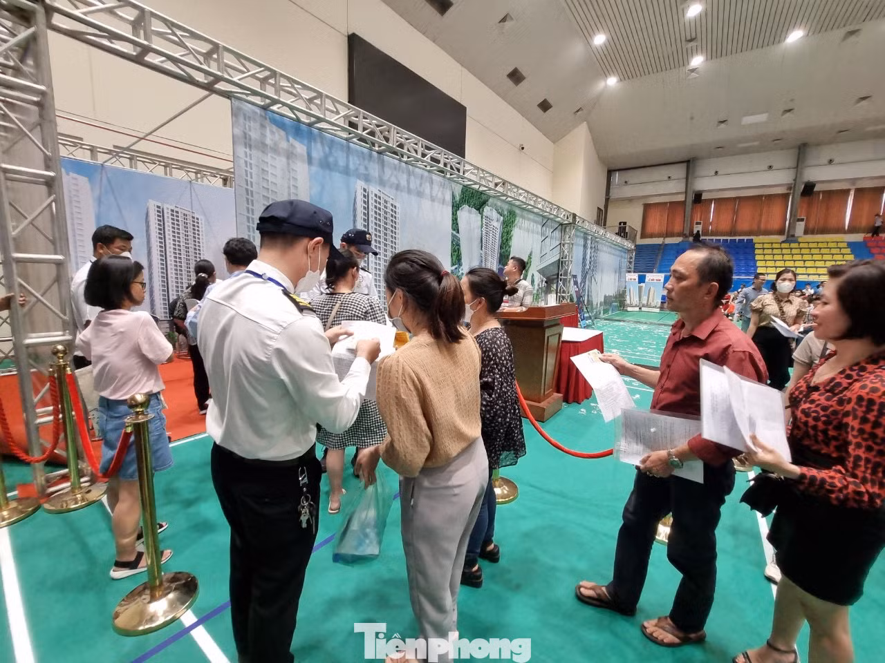Dù phải xếp hàng từ 4h sáng như mãi đến 10h30 sáng những số thứ tự đầu tiên mới được gọi tên lần lượt vào bốc thăm.