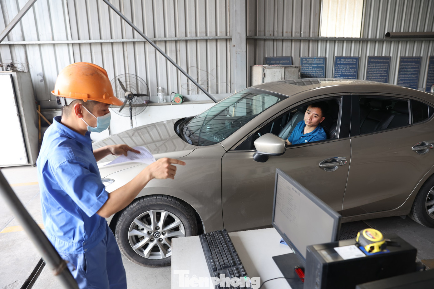 Xe cá nhân kiểm định tại một trung tâm đăng kiểm ở Hà Nội (ảnh: Như Ý).