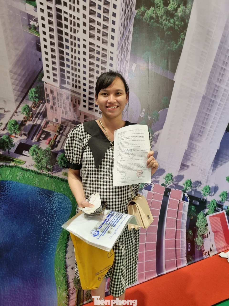 Chị Nguyễn Thị Thuỳ Linh (Cầu Giấy, Hà Nội) khoe giấy ghi căn hộ đã bốc trúng. "Đến giờ tôi vẫn còn run vì mình đã may mắn bốc trúng căn hộ như mong muốn", chị Linh nói. Chị Nguyễn Thị Thuỳ Linh (Cầu Giấy, Hà Nội) khoe giấy ghi căn hộ đã bốc trúng. "Đến giờ tôi vẫn còn run vì mình đã may mắn bốc trúng căn hộ như mong muốn", chị Linh nói.