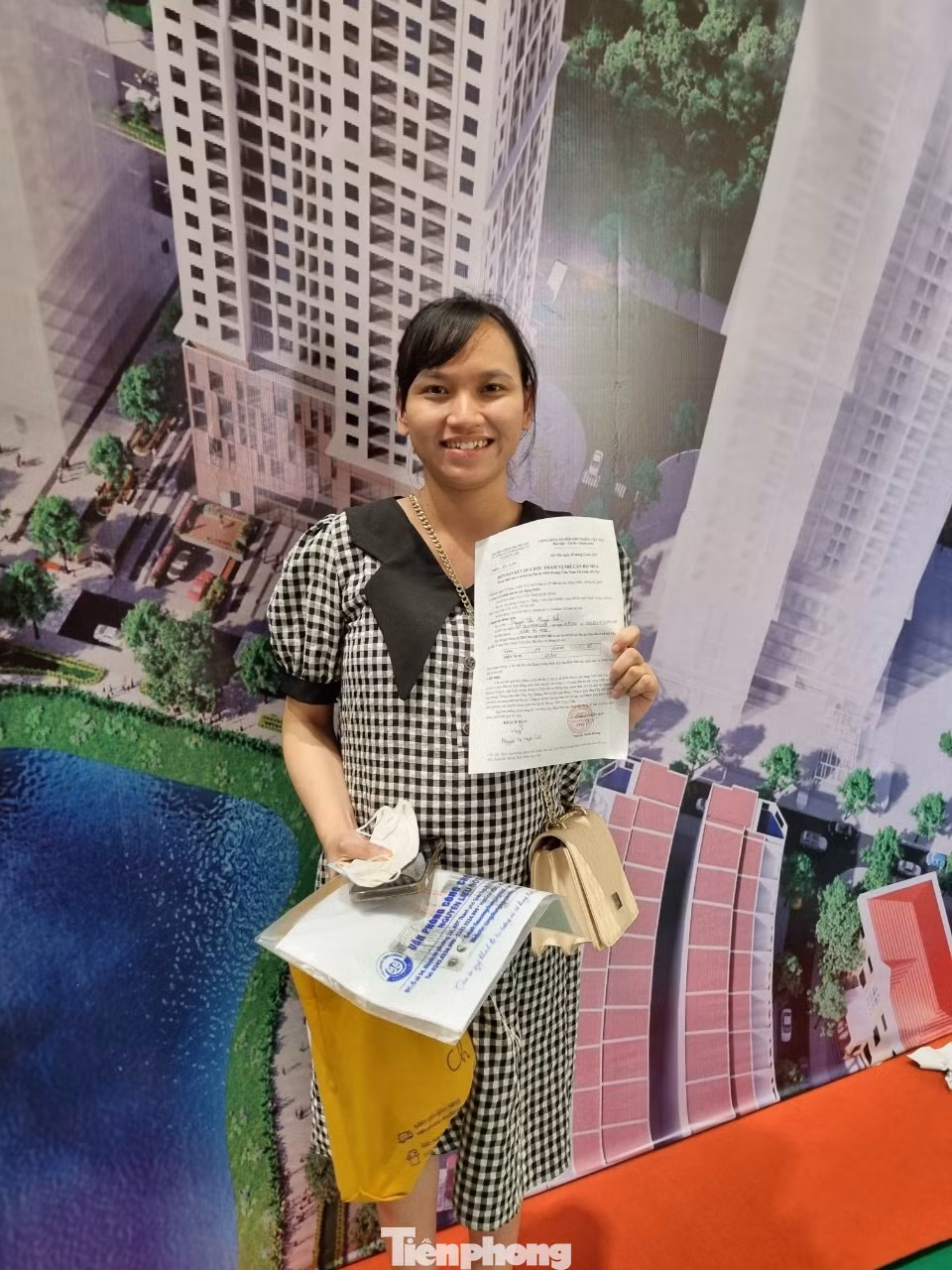 Chị Nguyễn Thị Thuỳ Linh (Cầu Giấy, Hà Nội) khoe giấy ghi căn hộ đã bốc trúng. "Đến giờ tôi vẫn còn run vì mình đã may mắn bốc trúng căn hộ như mong muốn", chị Linh nói.