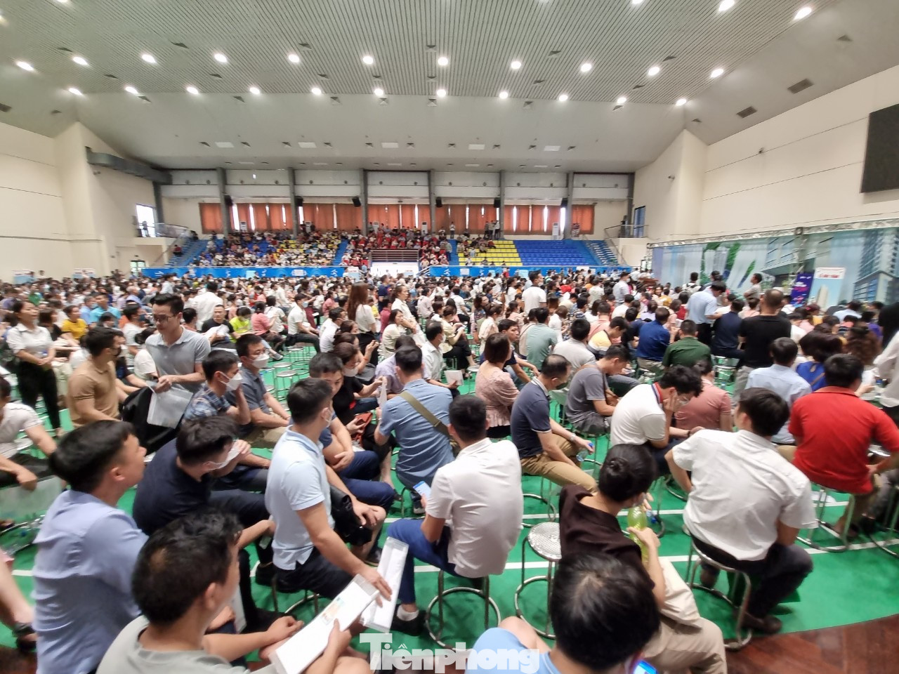 Buổi bốc thăm với 1.300 hồ sơ sẽ chọn ra 149 hồ sơ, tỷ lệ chọi gần 1/9. Như vậy, sẽ có 1.151 hồ sơ ”bị loại”. Theo thông báo của Sở Xây dựng Hà Nội, giá thuê căn hộ khoảng 99.000 đồng/m2/tháng; giá bán là hơn 19,5 triệu đồng/m2 (đã gồm VAT) và phí bảo trì 371.869 đồng/m2. Đây là mức giá bán dự án nhà ở xã hội lần đầu cao nhất từ trước đến nay tại Hà Nội. Trước đây, mức giá được phê duyệt thường từ 13-17 triệu đồng mỗi m2. Như vậy, để sở hữu căn nhỏ nhất (diện tích 69,9 m2) tại dự án NHS Trung Văn, người mua cần bỏ ra khoảng 1,39 tỷ đồng và 1,52 tỷ đồng cho căn lớn nhất (diện tích 76,8 m2. Buổi bốc thăm với 1.300 hồ sơ sẽ chọn ra 149 hồ sơ, tỷ lệ chọi gần 1/9. Như vậy, sẽ có 1.151 hồ sơ ”bị loại”. Theo thông báo của Sở Xây dựng Hà Nội, giá thuê căn hộ khoảng 99.000 đồng/m2/tháng; giá bán là hơn 19,5 triệu đồng/m2 (đã gồm VAT) và phí bảo trì 371.869 đồng/m2. Đây là mức giá bán dự án nhà ở xã hội lần đầu cao nhất từ trước đến nay tại Hà Nội. Trước đây, mức giá được phê duyệt thường từ 13-17 triệu đồng mỗi m2. Như vậy, để sở hữu căn nhỏ nhất (diện tích 69,9 m2) tại dự án NHS Trung Văn, người mua cần bỏ ra khoảng 1,39 tỷ đồng và 1,52 tỷ đồng cho căn lớn nhất (diện tích 76,8 m2.